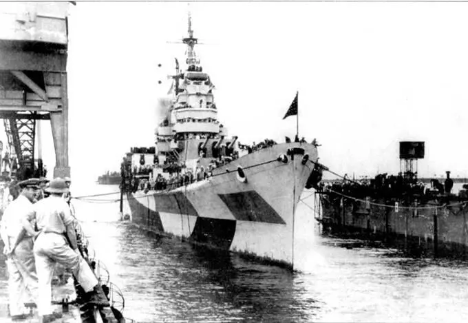 Канберра заходит в сухой док Улити Микронезия декабрь 1944 г для ремонта - фото 46