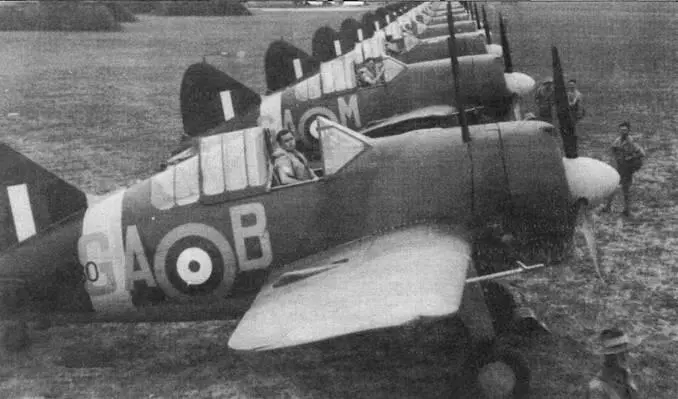 Австралийская 21я эскадрилья во время инспекции ноябрь 1941 года В кабине - фото 53