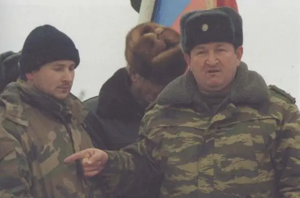 С Джабраилом Ямадаевым средним из шести братьев Он первым в те тревожные - фото 18