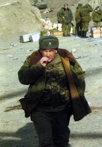 Генерал В Булгаков настоящий пахарь войны А Лебедь в Хасавюрте 1996 - фото 26