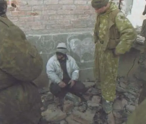 Враг на коленях Арби Бараев слева один из самых жестоких боевиков Его - фото 70