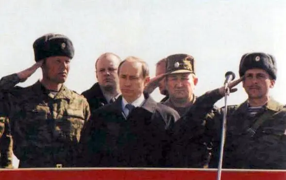 В Путин в Ханкале при выводе из Чечни первого полка ВДВ На территории - фото 86