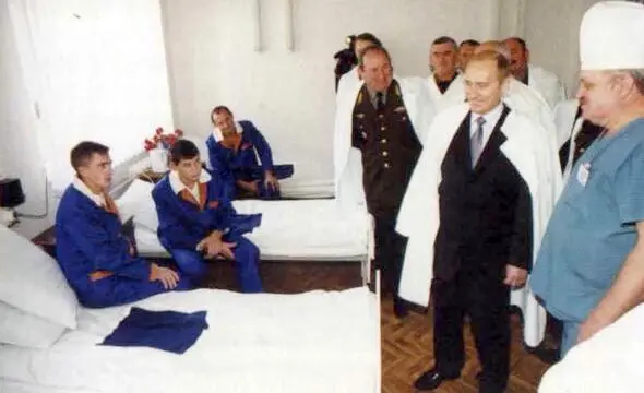 Президент РФ В Путин навестил раненых солдат в военном госпитале - фото 88