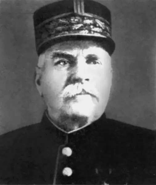Вернувшись во Францию быстро сделал военную карьеру В 1901 г производится в - фото 90