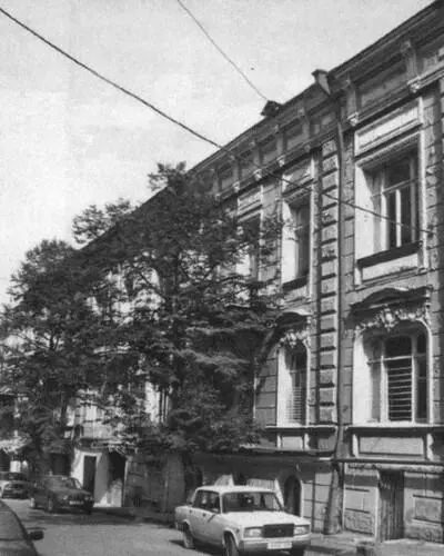Наша огромная квартира в Тифлисе находилась в собственном доме отца по адресу - фото 48