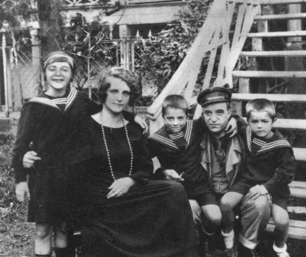 Семья Алихановых на ступеньках своего бывшего дома 1926 фото 34 Только - фото 50