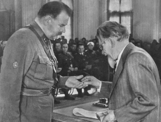 М И Калинин вручает Александру Яковлевичу Орден Трудового Красного Знамени - фото 77