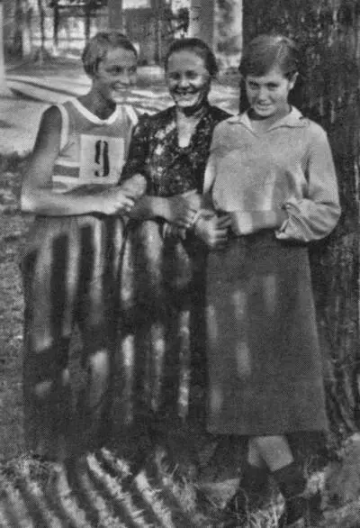Слева направо Шура Горемычкина Анна Васильевна Горемычкина моя будущая - фото 82