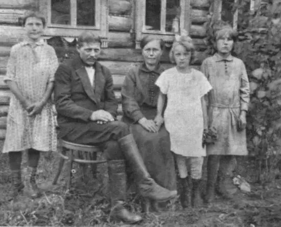 У родительского дома Рядом с матерью стоит моя будущая жена фото 66 Мой - фото 85