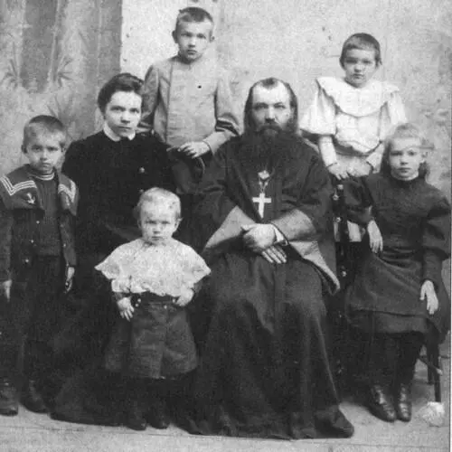 Семья священника Александра Троицкого первый слева в верхнем ряду Алексей - фото 2