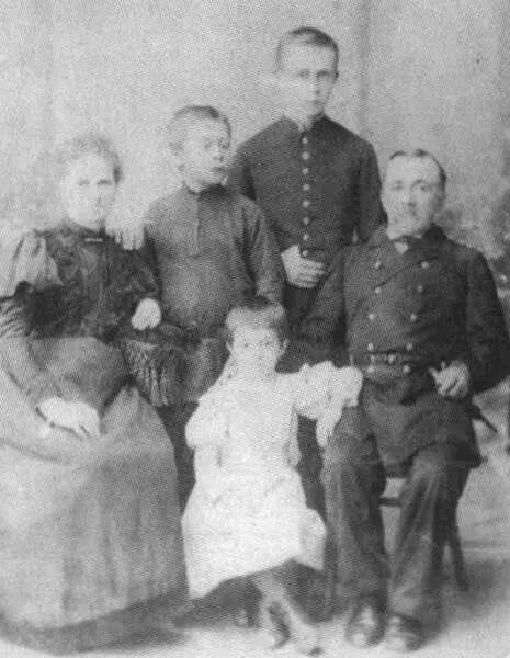 Семья Владимира и Екатерины Носковых в центре Мария Носкова 1903 г Мария - фото 3