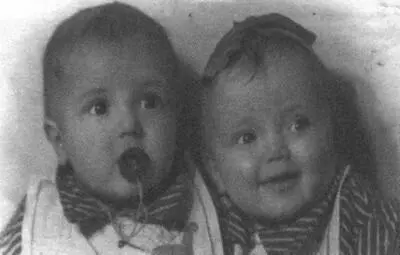 С детьми двойняшками Петей и Катей родившимися в 1946 г - фото 20