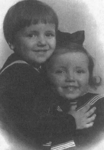 С детьми двойняшками Петей и Катей родившимися в 1946 г - фото 21