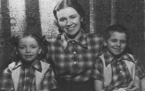 С детьми двойняшками Петей и Катей родившимися в 1946 г Валерия Троицкая - фото 22