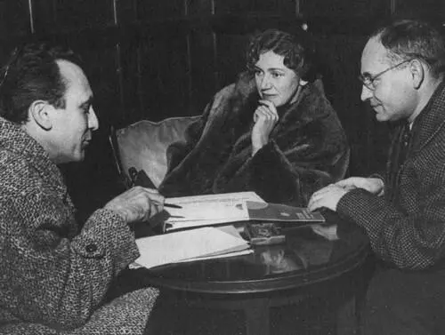 С журналистами из газеты Юманите 1958 г Валерия Троицкая в домашней - фото 26