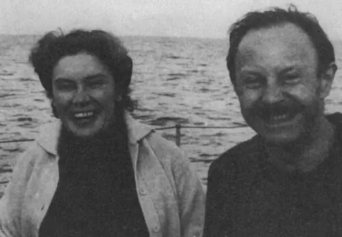 Валерия Троицкая и Эдуард Зельцер на борту французского корабля перед спуском в - фото 30