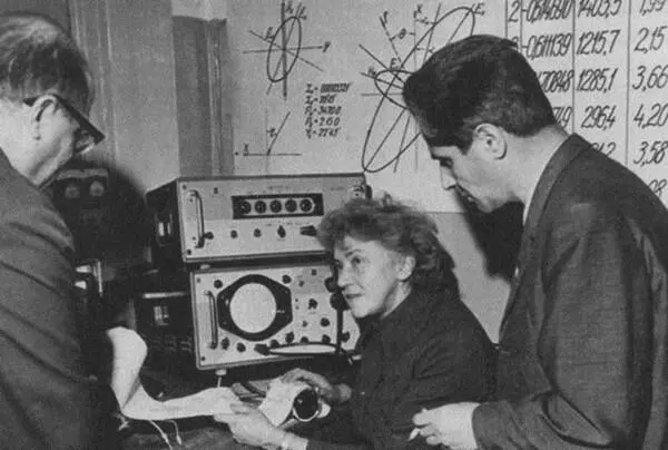 В лаборатории Института физики земли справа Лев Аркадьевич Геллер 1971 г В - фото 34