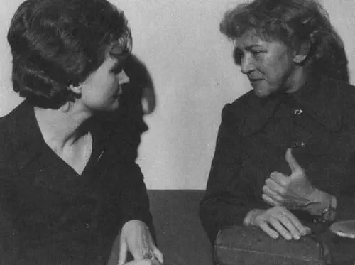 В Комитете советских женщин с Валентиной Терешковой 1970 г Валерия Троицкая - фото 35