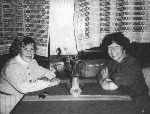 Валерия Троицкая и Маргарет Кивельсон Прага 1985 г Владимир Мигулин Роже - фото 49