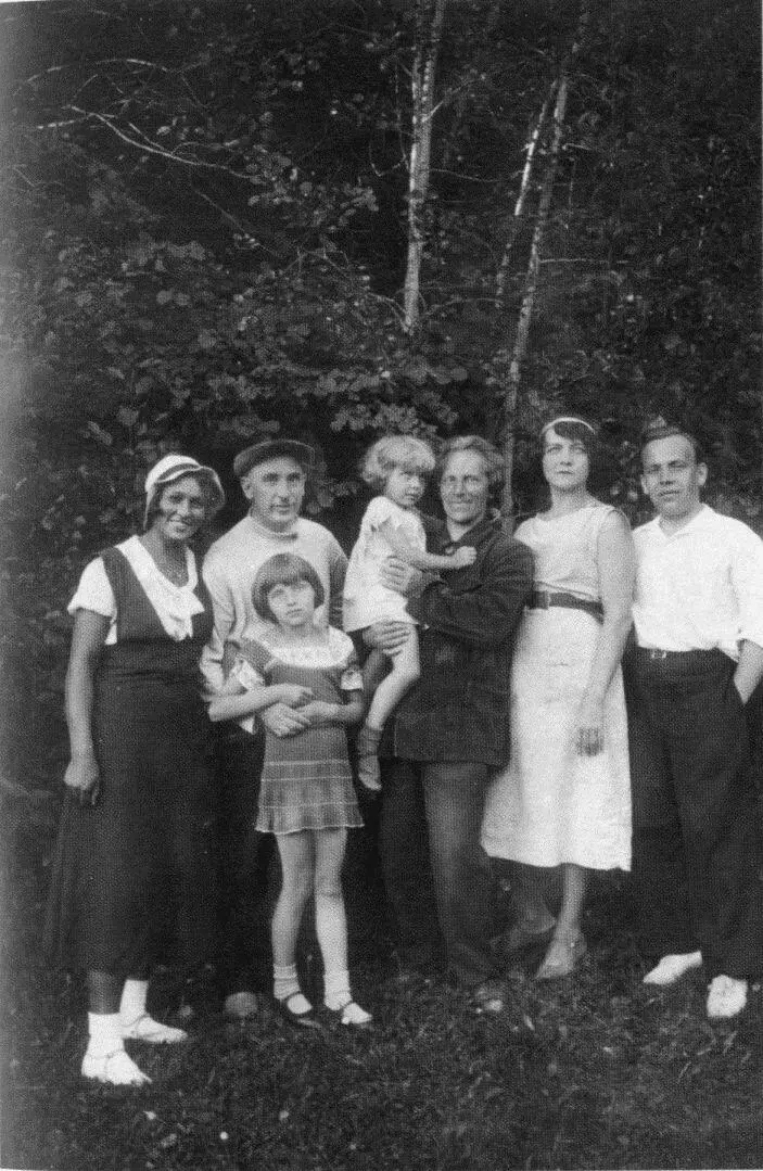 Николай Николаевич с Новеллой в центре Надежда Тимофеевна справа от них - фото 41