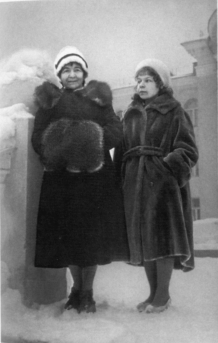 Мать и дочь Посёлок МИДа в Подмосковье 1960е гг С любимыми книгами - фото 49