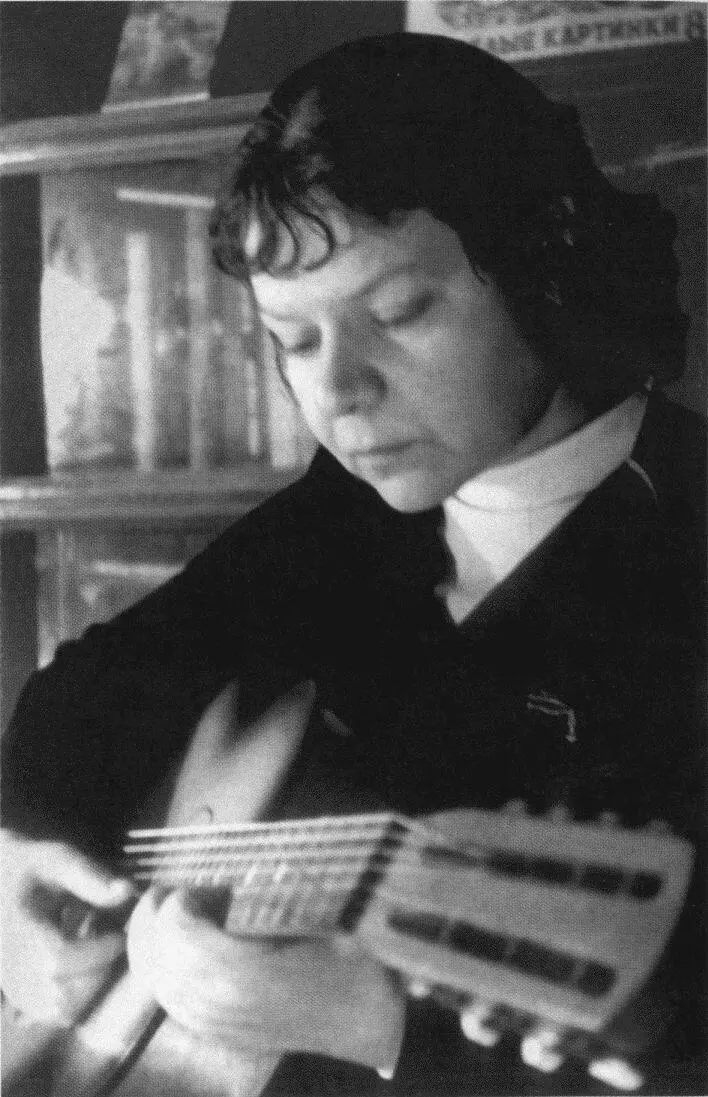 У неё в руках гитара гитара гитара Начало 1960х гг За письменным - фото 63