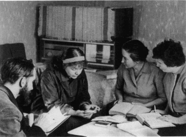 Новелла Матвеева в гостях у переводчицы Беллы Залесской вторая справа - фото 72