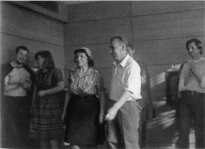 Новелла Матвеева и Иван Киуру в центре после выступления в издательстве - фото 75