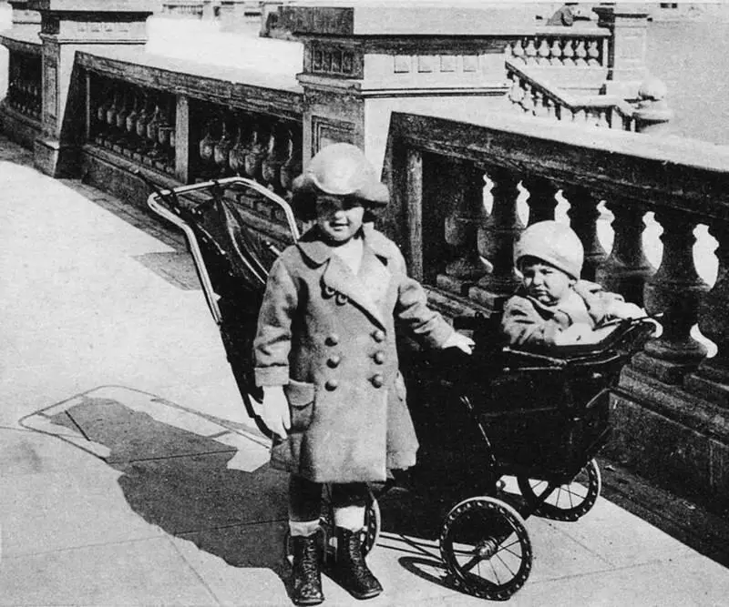 Их Высочества Ренье III и Антуанетта баронесса де Масси Коварным планам - фото 70