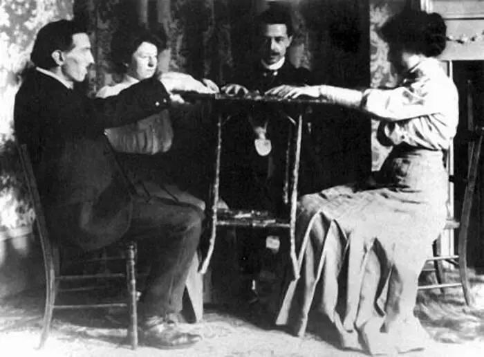 Спиритический сеанс в 1890 г Во время этого действа колдун задает - фото 63