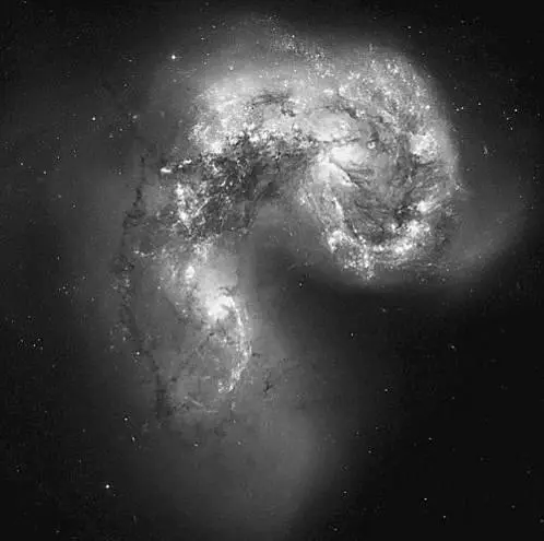 Антенные галактики NGC4038 и NGC4039 В результате этих взаимодействий - фото 17