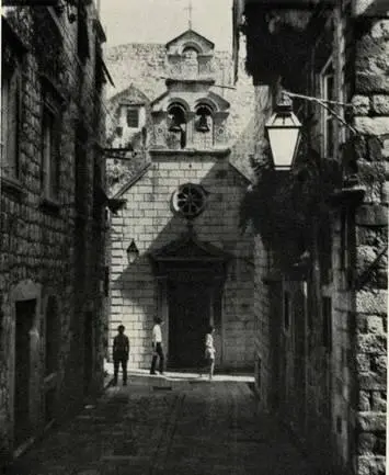 Улочка старого Дубровника Так же как и на улицах старого Сплита здесь на - фото 104