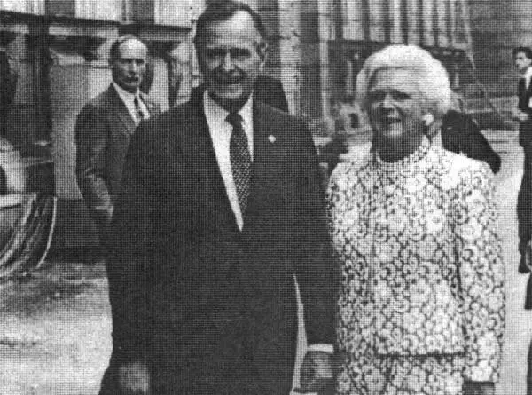 Барбара со своим супругом Джорджем перед президентскими выборами 1992 Билл и - фото 26