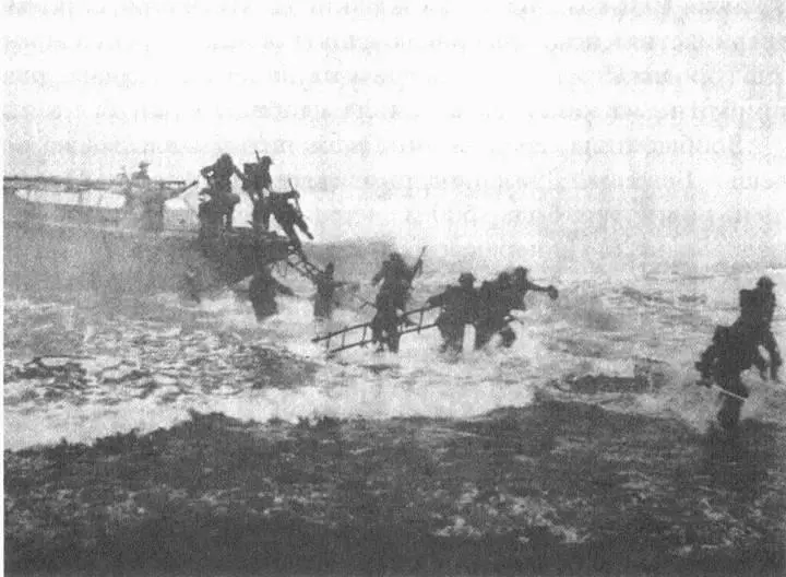 Снимок 1940х годов во время учений Бешеный Джек бежит впереди солдат - фото 97
