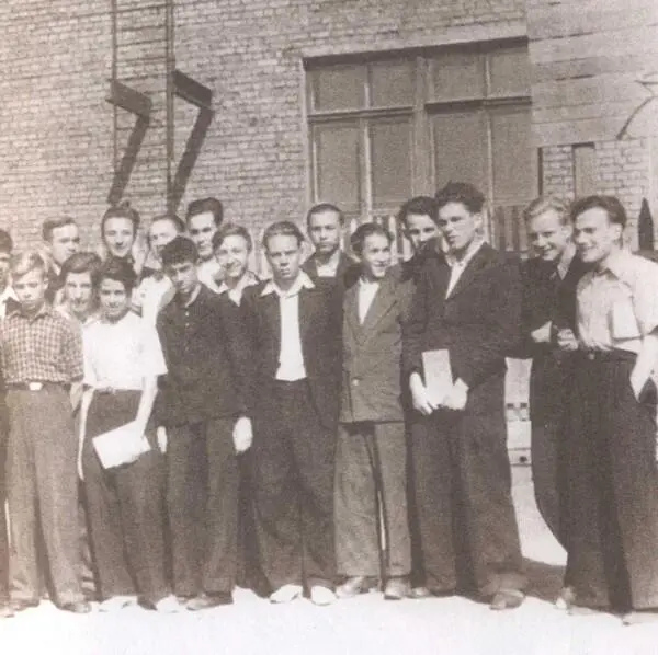 Выпускники московской средней школы Второй справа Юрий Визбор 1951 - фото 3