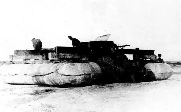 БТ5 с резиновыми понтонами перед преодолением вплавь Татарского пролива 1935 - фото 46