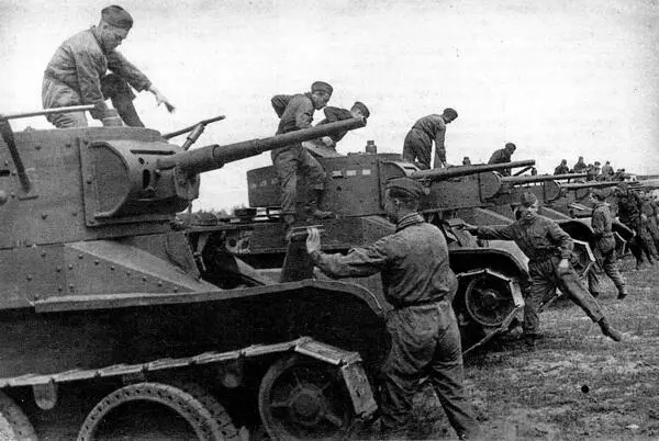 Танкисты занимают места в боевых машинах Московский военный округ 1935 год - фото 54