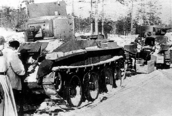 Финские солдаты осматривают брошенные советские танки БТ5 Зима 1940 года 28 - фото 62