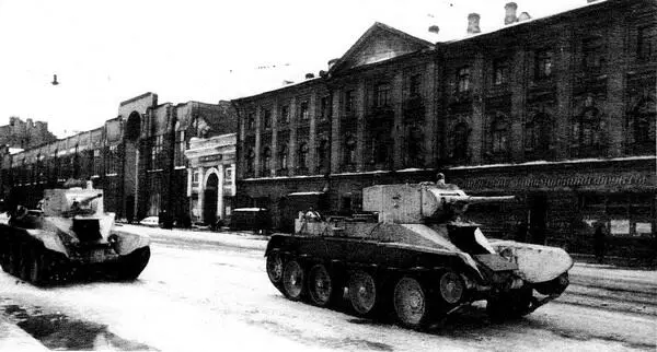 Блокадный Ленинград Танки БТ5 направляются на фронт по проспекту - фото 69