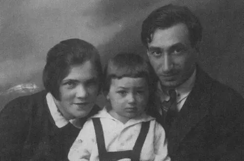 НЛ и В З Масс с сыном Витей 1928 год Виктор Горшков с сыновьями - фото 2