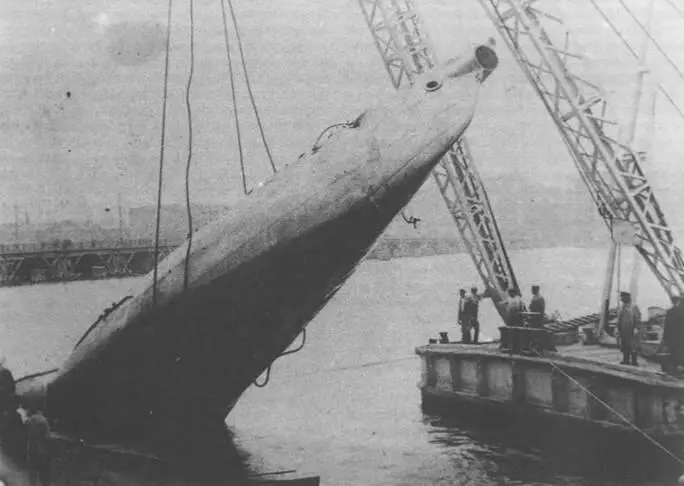 Подьем выброшенного на берег Невы во время наводнения 1925 г миноносца 130 - фото 126
