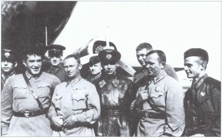 Заместитель начальника ВВС РККА комкор ЯВ Смушкевич в первом ряду крайний - фото 27