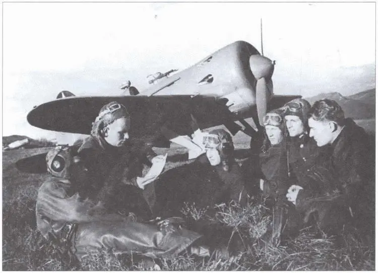Летчики одного из истребительных авиаполков в перерывах между боями МиГи - фото 34