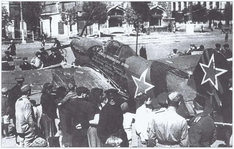 Як1м на площади В годы войны показы авиатехники прямо на улицах городов были - фото 42