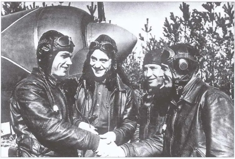 Лучший советский ас Великой Отечественной войны ИН Кожедуб крайний слева с - фото 55