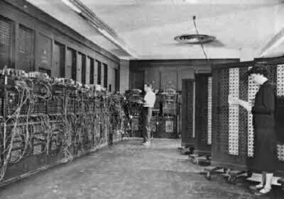 Знаменитый ENIAC Изображенную на фотографии машину назвать маленькой можно - фото 14