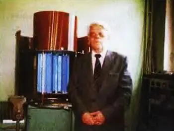 Профессор ВВКушину макета метеотрона установки позволяющей управлять - фото 18
