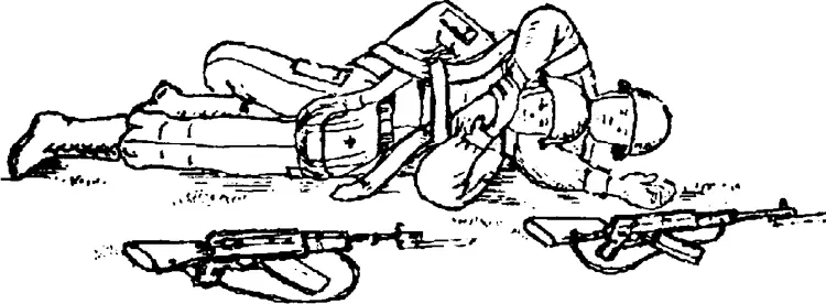 Рис 923 Оказывающий помощь берет раненого на спину Рис 924 - фото 84