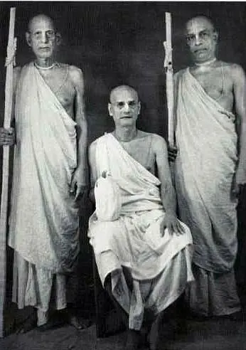 17 сентября 1959 года День принятия санньясы Слева направо Муни Махараджа - фото 6