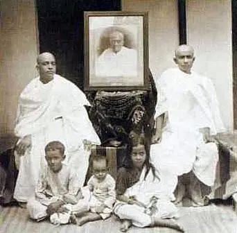 Аллахабад 1930 год после смерти отца Гоура Мохана Де его портрет расположен - фото 5